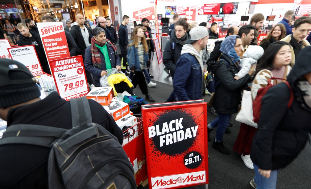 Promoções da Black Friday atraem consumidores também em Berlim, na Alemanha — Foto: Fabrizio Bensch/Alemanha