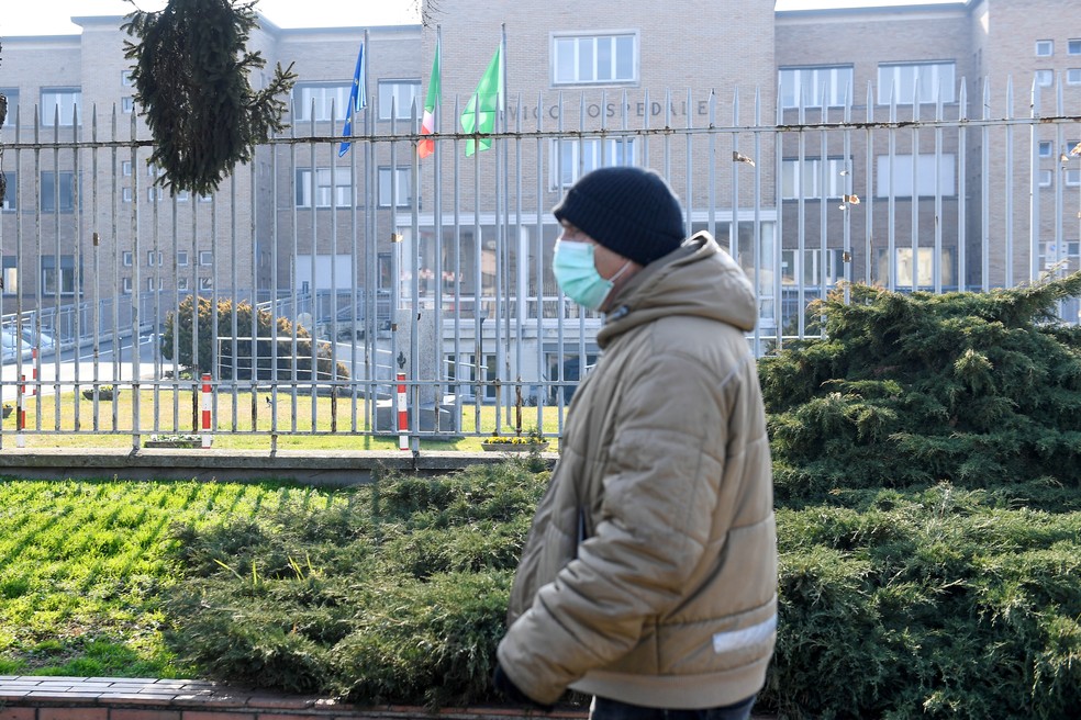 Homem com máscara protetora passa em frente ao Hospital de Codogno, no norte da Itália — Foto: REUTERS/Flavio Lo Scalzo