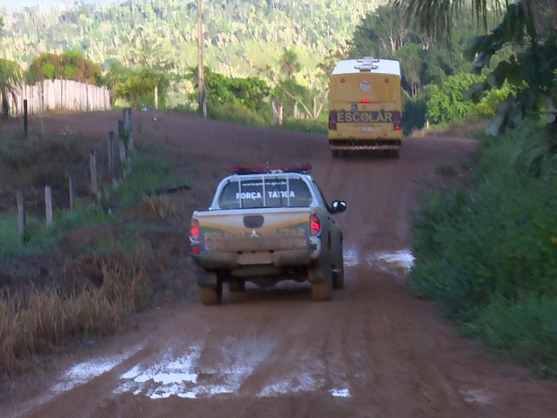 Alunos foram acompanhados pela PM na ida e na volta para casa, em Ariquemes (Foto: Rede Amazônica/ Reprodução) Alunos foram acompanhados pela PM na ida e na volta para casa, em Ariquemes (Foto: Rede Amazônica/ Reprodução)