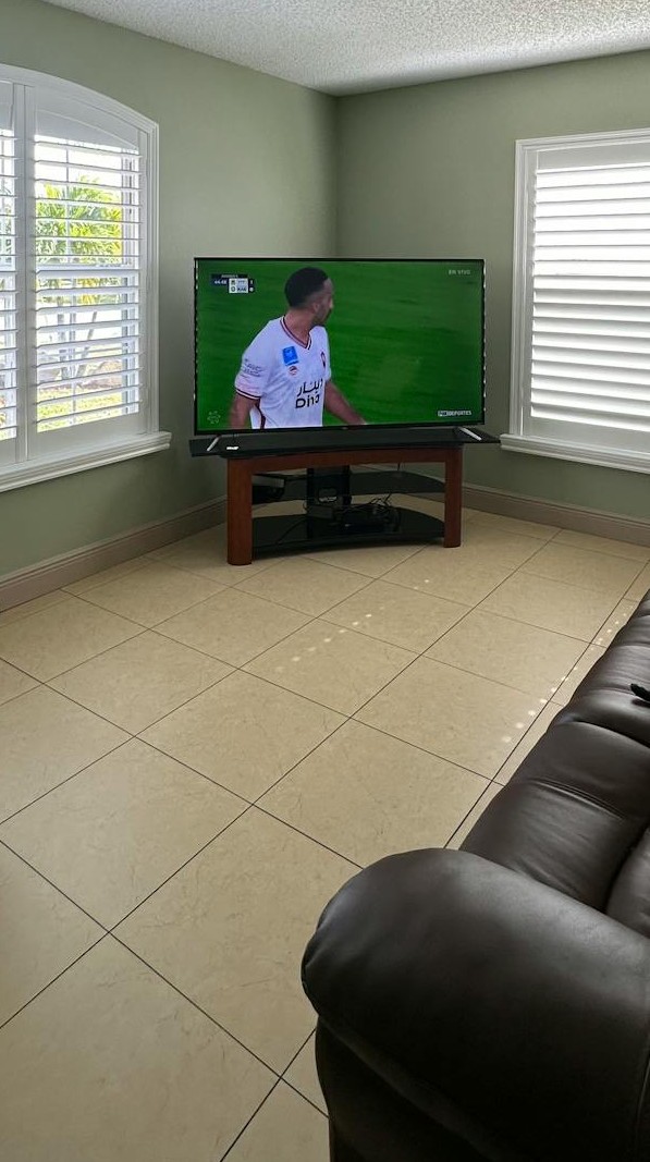 Boas e baratas: 4 TVs de até R$ 2.000 para comprar em 2025