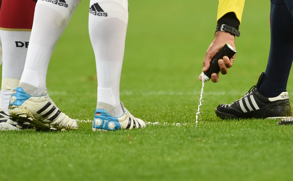 Árbitro utiliza o spray (com a marca coberta) em Alemanha x Argélia, pela Copa do Mundo 2014 — Foto: Andreas Gebert/picture alliance via Getty Images
