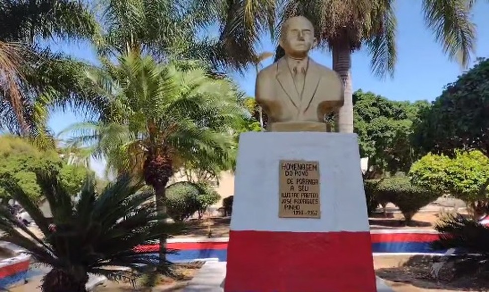 Estátua do primeiro prefeito de Poranga, no Ceará, sumiu do lugar onde é fixada. — Foto: Divulgação