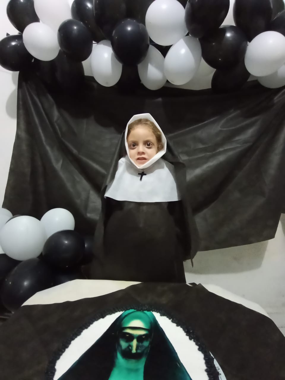 Menina viraliza após ir vestida de freira em aniversário (Foto: Arquivo pessoal)