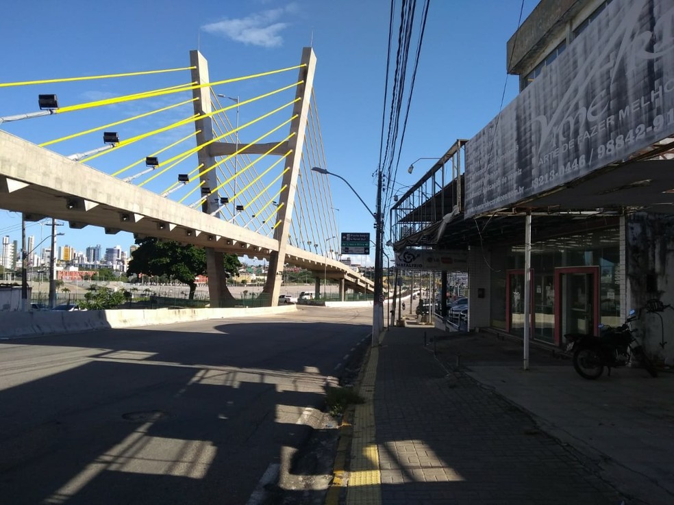 Construção de viaduto e túnel perto da Arena das Dunas, em Natal, dificulta circulação de clientes em lojas próximas (Foto: Rafael Barbosa/G1)