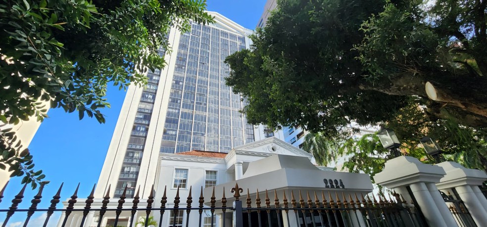 PF cumpre mandado em prédio de luxo em Salvador — Foto: Phael Fernandes/TV Bahia 