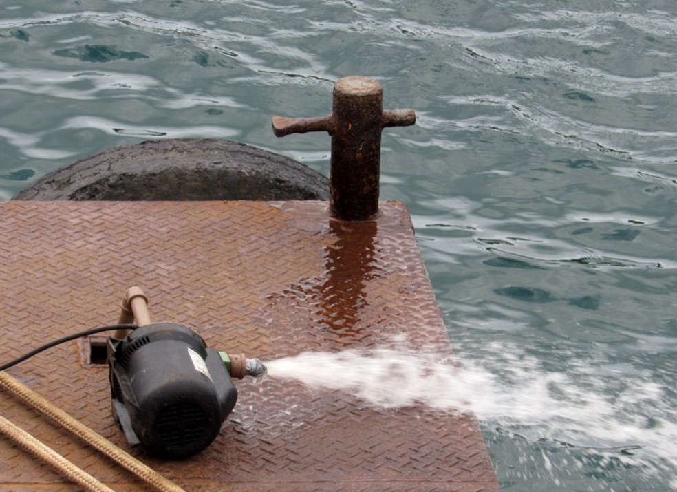 Um bomba foi instalada para evitar que o setor de desembarque afunde  (Foto: Ana Clara Marinho/TV Globo)