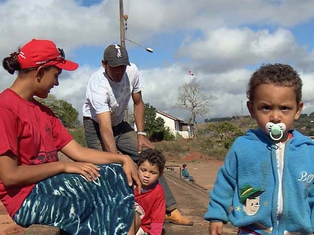 Mulheres e crianças na ocupação do MST em fazenda de Campanha, MG (Foto: Reprodução EPTV)