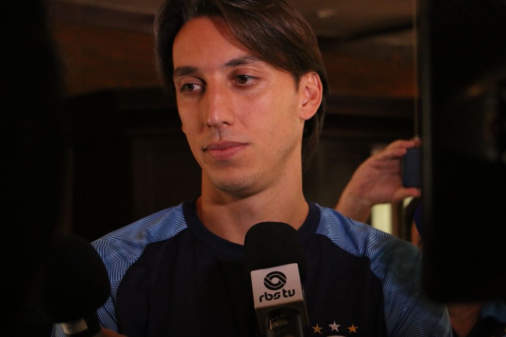 Pedro Geromel disse que pode servir de inspiração a crianças que têm sonho de jogar futebol (Foto: Eduardo Deconto)