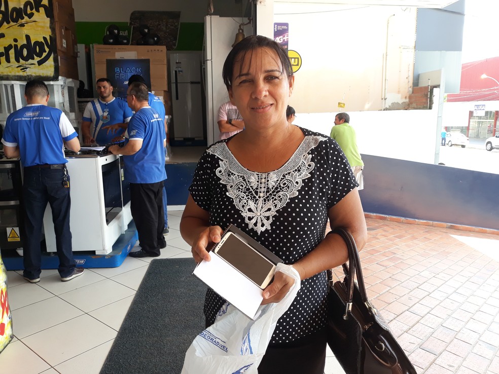 Costureira aproveitou a Black Friday para comprar um celular e diz que economizou R$ 500 — Foto: Iryá Rodrigues/G1