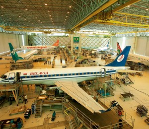 Trabalhar na construção de aeronaves é um sonho de muitos engenheiros. Para selecionar sua mão de obra, a Embraer faz uma prova que tem como trabalho final um plano de negócios focado no mercado aeronáutico (Foto: Luiz Maximiano)