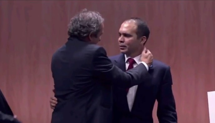 Platini abraça o príncipe Ali após desistência do segundo turno por parte do candidato (Foto: Fifa TV)