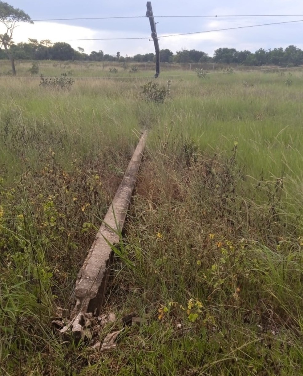 Poste caiu e interrompeu fornecimento de energia em região de Cuiabá — Foto: Divulgação