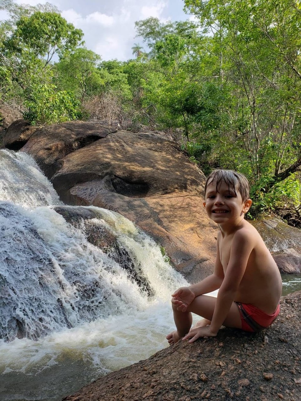 Mãe conta que o filho sente saudade de visitar as cachoeiras de Taquaruçu — Foto: Reprodução/Arquivo pessoal