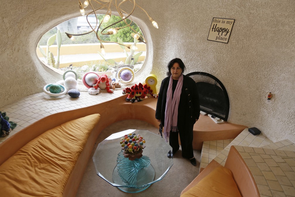 A advogada Angela Alioto mostra o interior da 'Casa dos Flintstones', na Califórnia — Foto: Eric Risberg/AP Photo