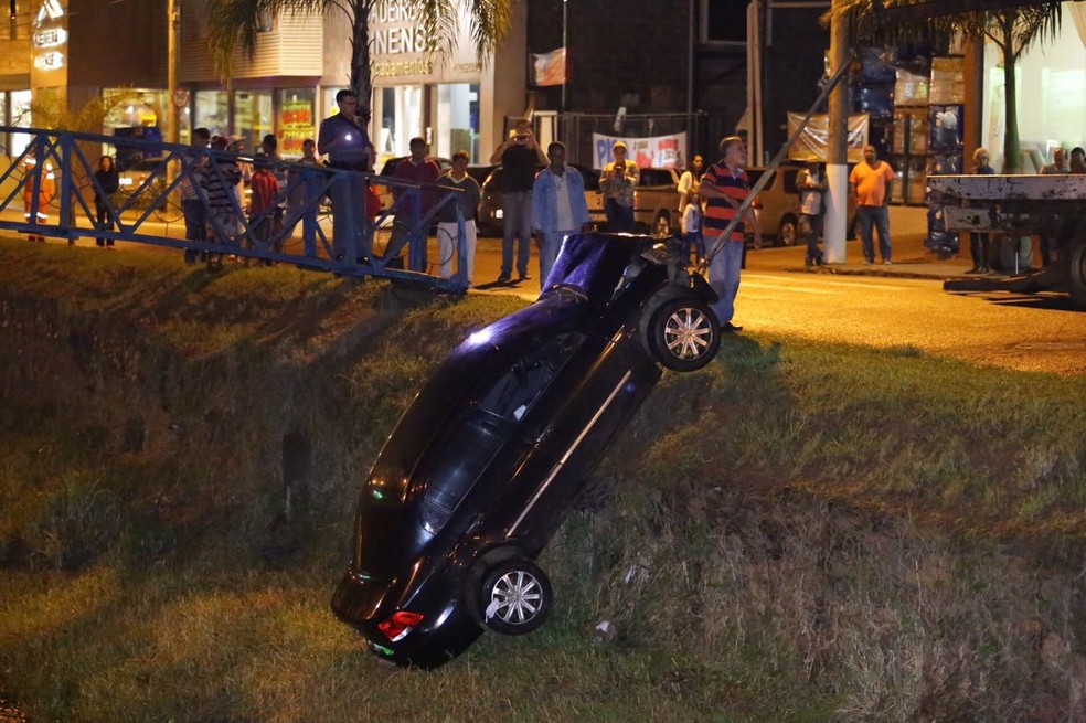 Um guincho foi usado para retirar o veículo  (Foto: J. Serafim Show / Divulgação )
