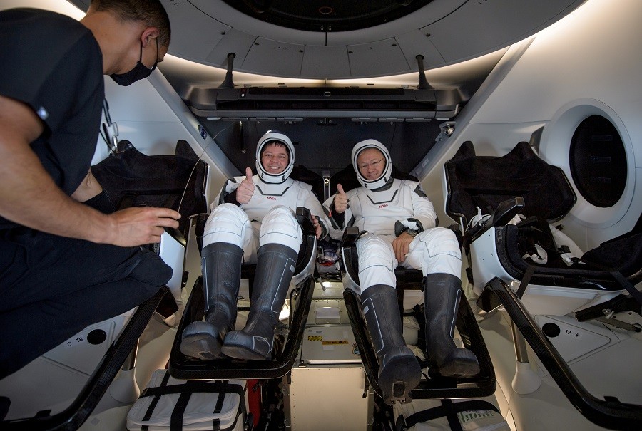 Os astronautas Robert Behnken e Douglas Hurley dentro da nave Crew Dragon, da Space X, após retornarem de voo em 2020NASA via REUTERS