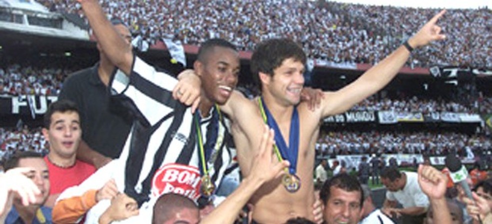Diego e Robinnho comemoram t�tulo em 2002  (Foto: Divulga��o/Site Oficial do Santos FC)