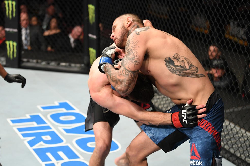Daniel Rodriguez finalizou Tim Means com uma guilhotina no UFC Rio Rancho — Foto: Getty Images