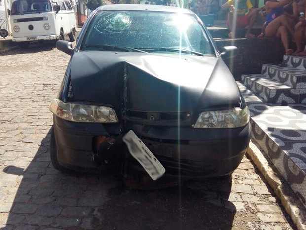 Bandidos sofrem acidente de carro após assalto a casa lotérica (Foto: Site Giro em Ipiaú)