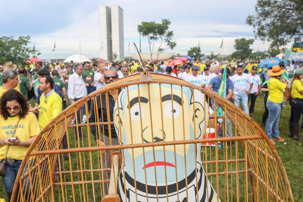 Manifestantes se reúnem em Brasília para pedir a prisão de Lula (Foto: Daniel Teixeira/Estadão Conteúdo)