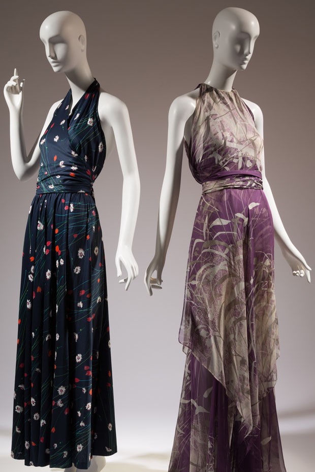 Left: Halston knitted printed cotton dress, c1976. Right:  Yves Saint Laurent printed silk-chiffon dress, 1971. Gift of Lauren Bacall (Foto:    )