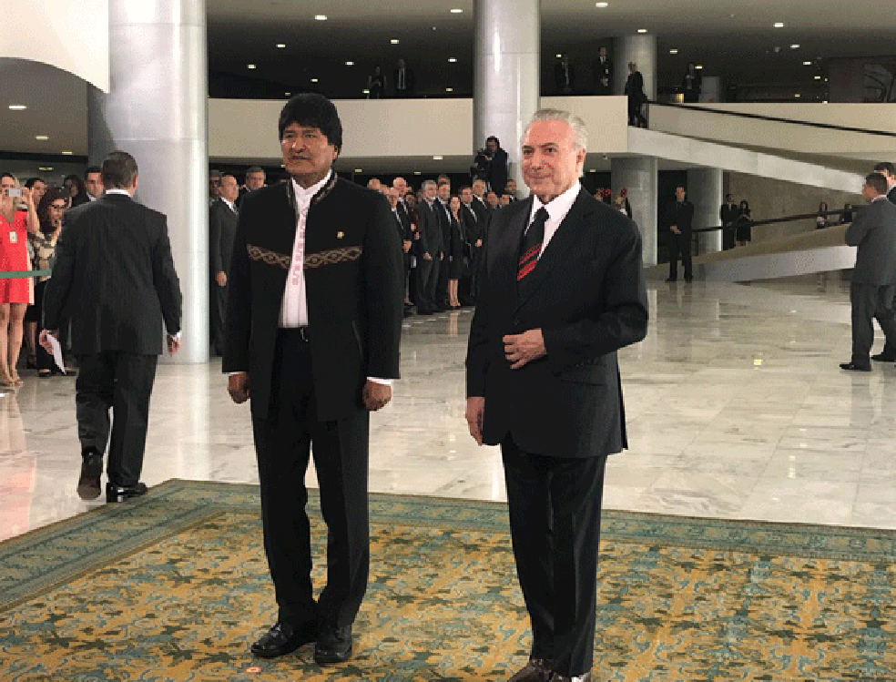 Michel Temer e Evo Morales posam para os fotógrafos no Palácio do Planalto (Foto: Alessandra Modzeleski/G1)