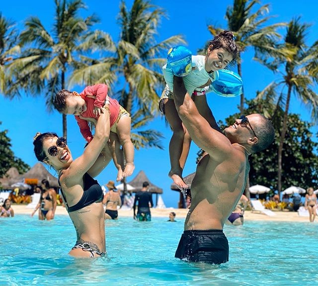 Bella Falconi aproveita dia de piscina em família na Bahia (Foto: Reprodução/Instagram)