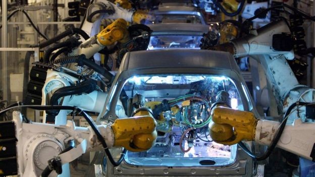 Um estudo publicado pela Oxford Economics estimou que mais de 20 milhões de trabalhos em fábricas em todo o mundo poderão ser substituídos por robôs até 2030 (Foto: GETTY IMAGES VIA BBC)
