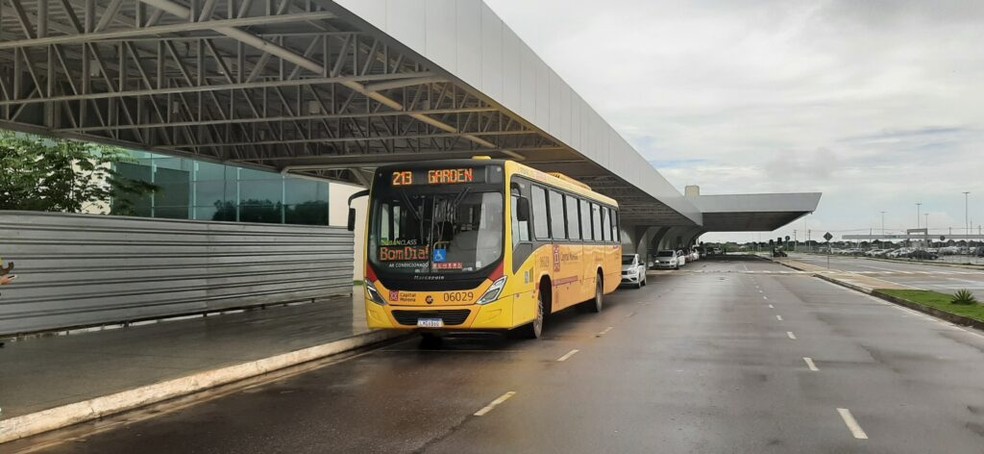 Ônibus municipal no Aeroporto de Macapá — Foto: Reprodução/PMM