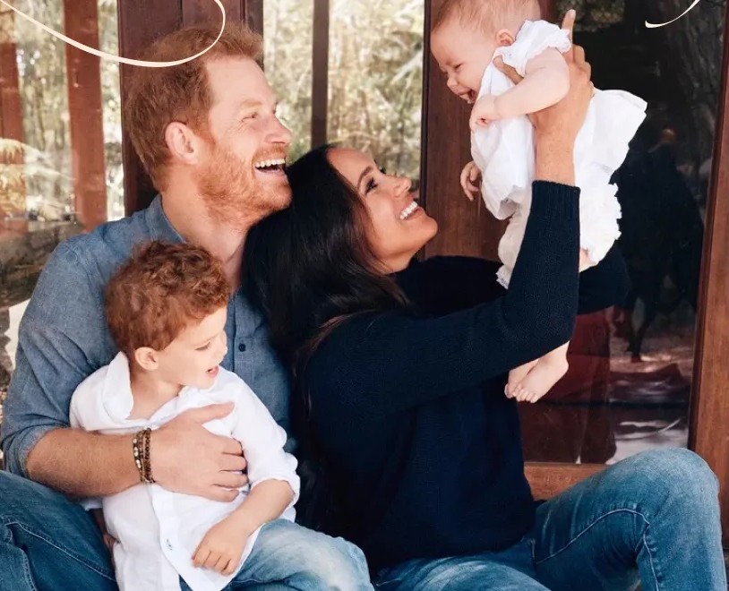 Prince Harry and actress and Duchess Meghan Markle in the company of their two children (Photo: Reproduction)