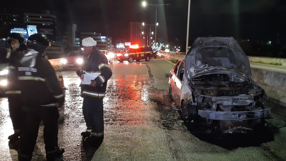 Carro ficou destruído — Foto: Sérgio Henrique Santos/Inter TV Cabugi