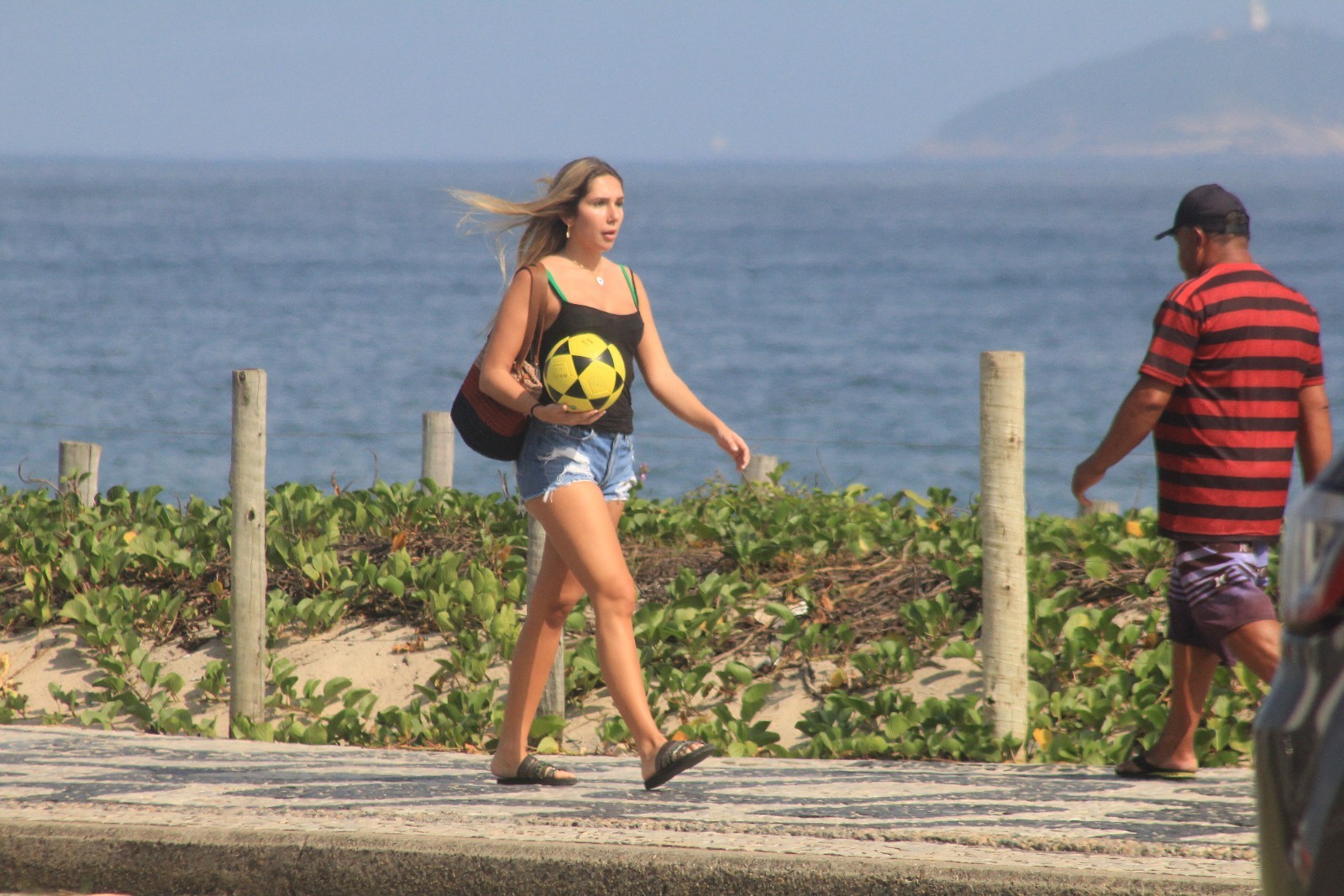 Carol Portalippi curte dia de praia com amigos (Foto: AgNews/JC Pereira)