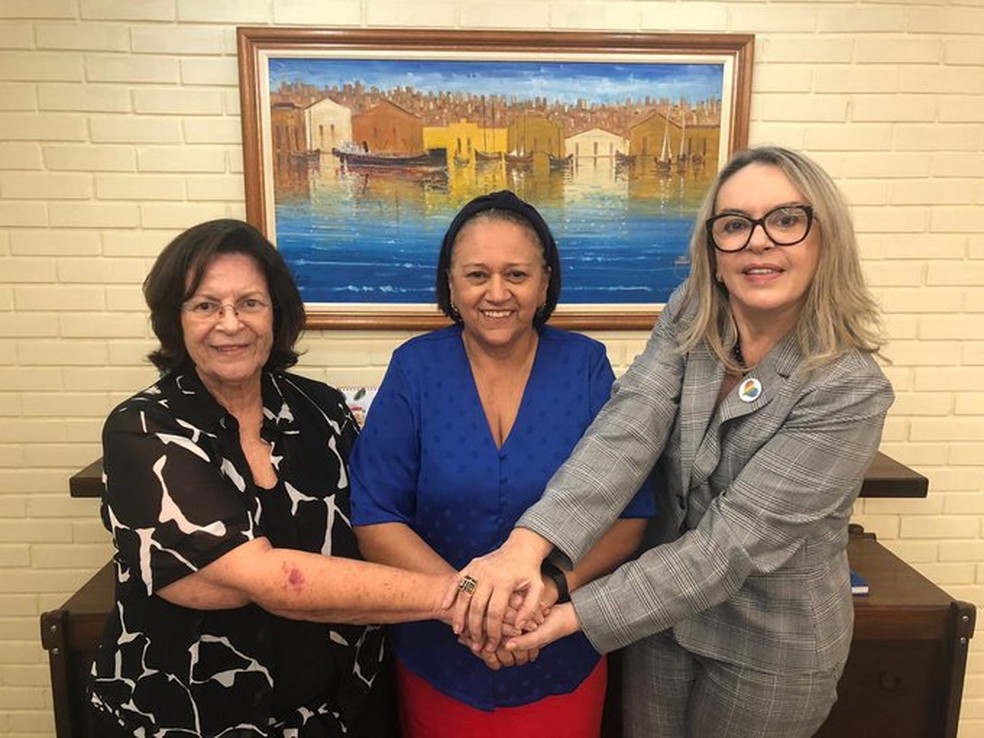 Arméli Brennand (de cinza) deixa o cargo de secretária das Mulheres e dá lugar a Eveline Almeida de Souza Macedo (de preto).  — Foto: Governo do RN/Divulgação