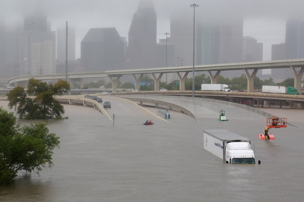 Furacão Harvey deixou grande parte da cidade de Houston debaixo d'água (Foto: Reuters)