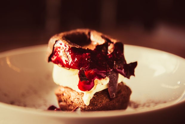 Receita: brownie de chocolate com sorvete e calda de frutas vermelhas  (Foto: Divulgação)