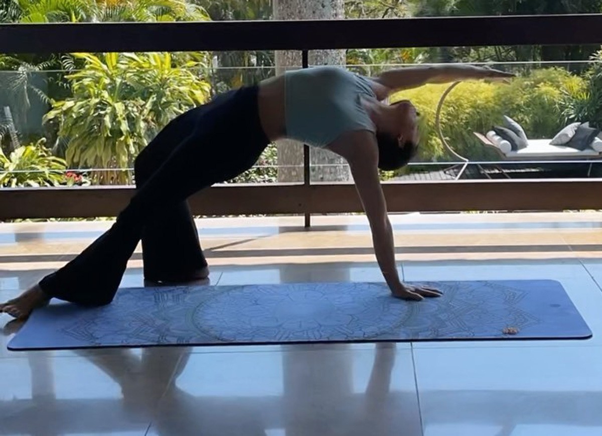 Isis Valverde pratica ioga (Foto: Reprodução/Instagram)