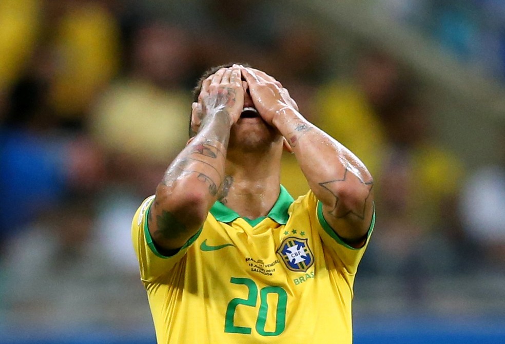 Firmino lamenta uma das muitas finalizações sem direção do Brasil diante da Venezuela — Foto: REUTERS/Rodolfo Buhrer