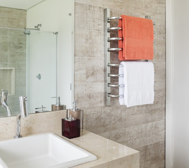 O toalheiro elétrico é ideal para secar a toalha em poucas horas, e ainda garante o aquecimento da peça. Na imagem, modelo duplo da Toalheiros Term  (Foto: Divulgação)