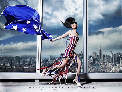 A empresária e modelo Jessica Minh Anh diante do WTC One, em Nova York