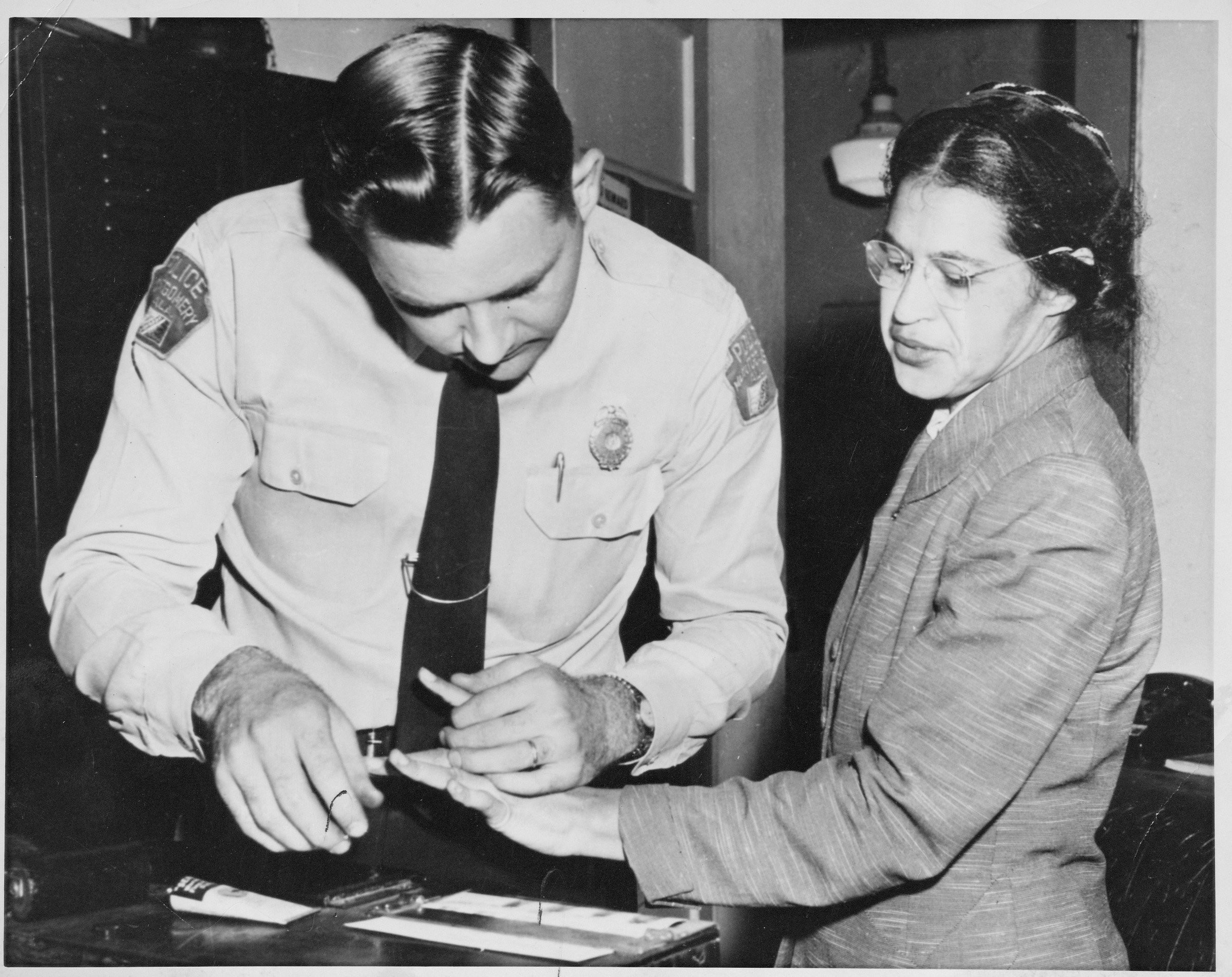 Um policial grava as digitais de Rosa Parks, após prisão em Montgomery