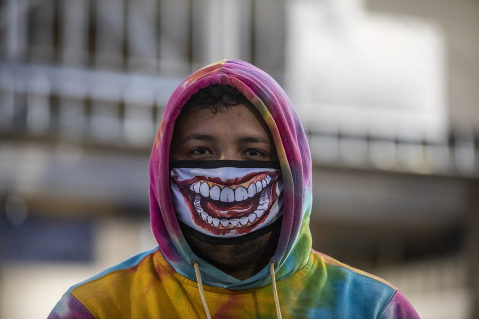 Um homem usa uma máscara facial como medida de precaução contra a propagação do novo coronavírus, COVID-19, em Manágua, na Nicarágua — Foto: Inti Ocon/AFP