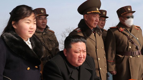 Kim Jong-un supervisiona simulação de 'contra-ataque nuclear'