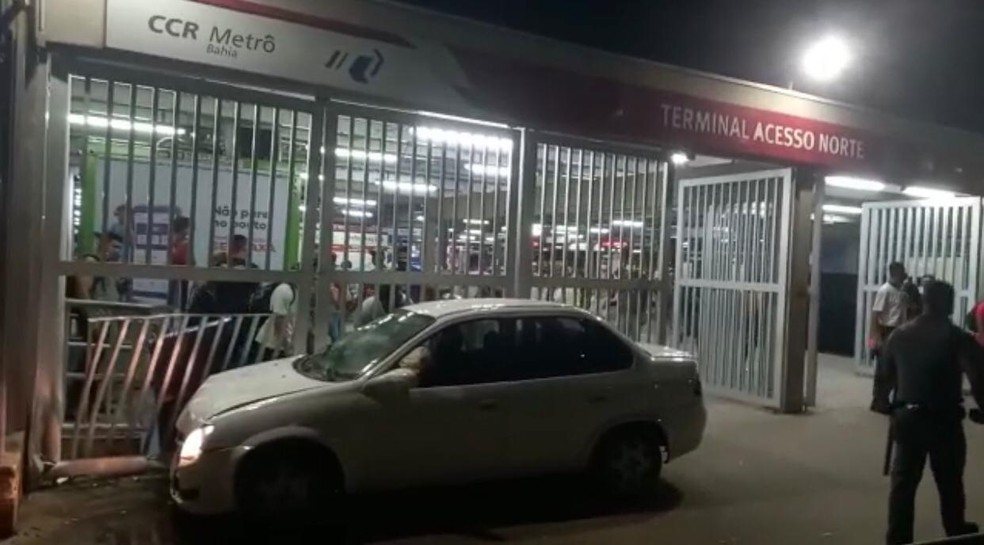 Motorista por aplicativo atropela duas mulheres após ser baleado na Rótula do Abacaxi, em Salvador — Foto: Redes Sociais