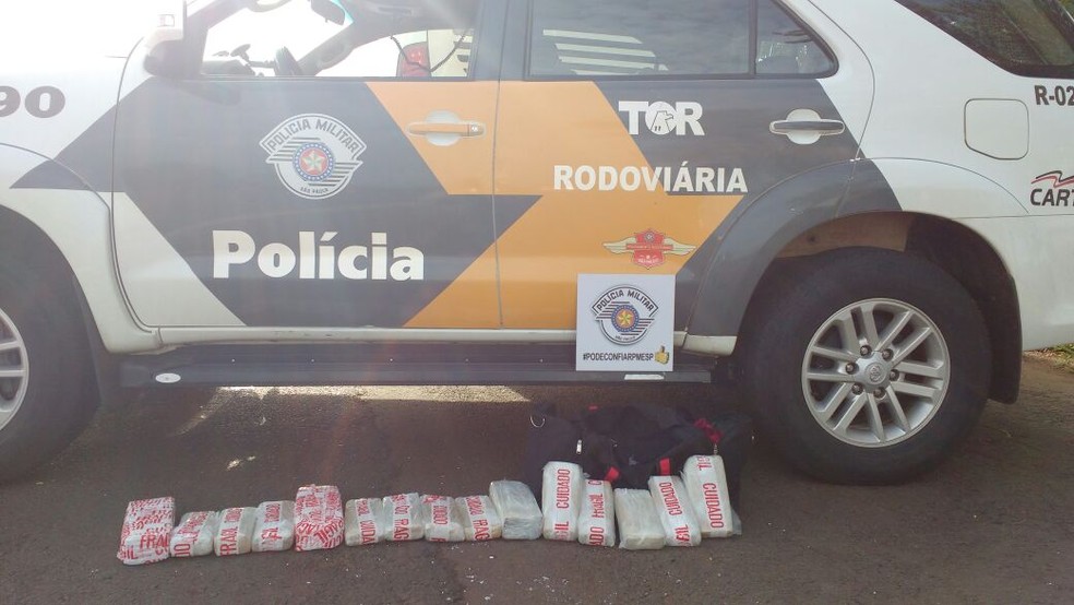 Adolescente confessou que receberia R$ 1,5 mil para fazer o transporte da droga até São Paulo (Foto: Polícia Rodoviária)