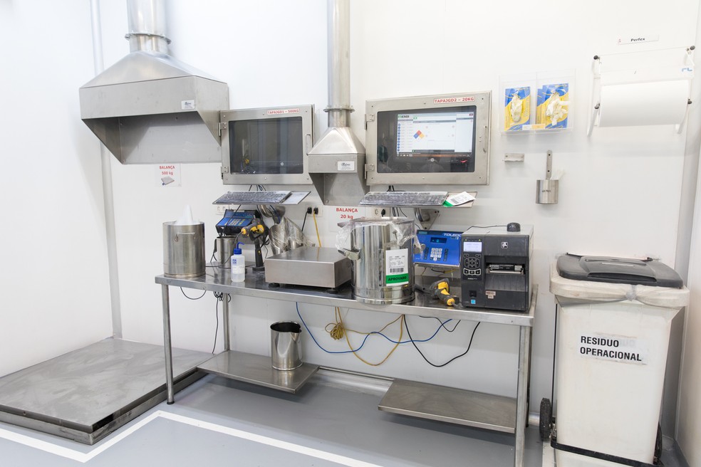 Equipamento para pesagem dos ingredientes barra o processo se o operador colocar alguma quantidade a mais do produto (Foto: Celso Tavares/G1)