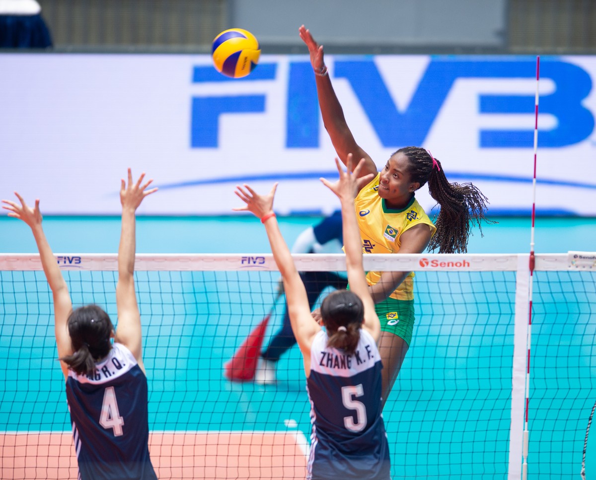 aos 15 anos e com 1 92m filha de ex jogadora explode como grande promessa do volei brasileiro volei ge