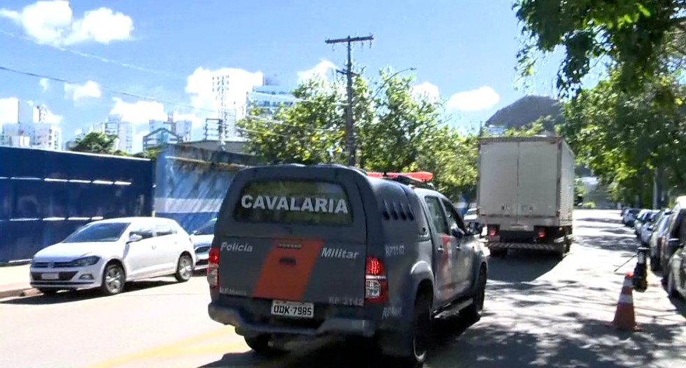 Veículos que levam as doses são escoltados pela Polícia Militar — Foto: Reprodução/TV Gazeta