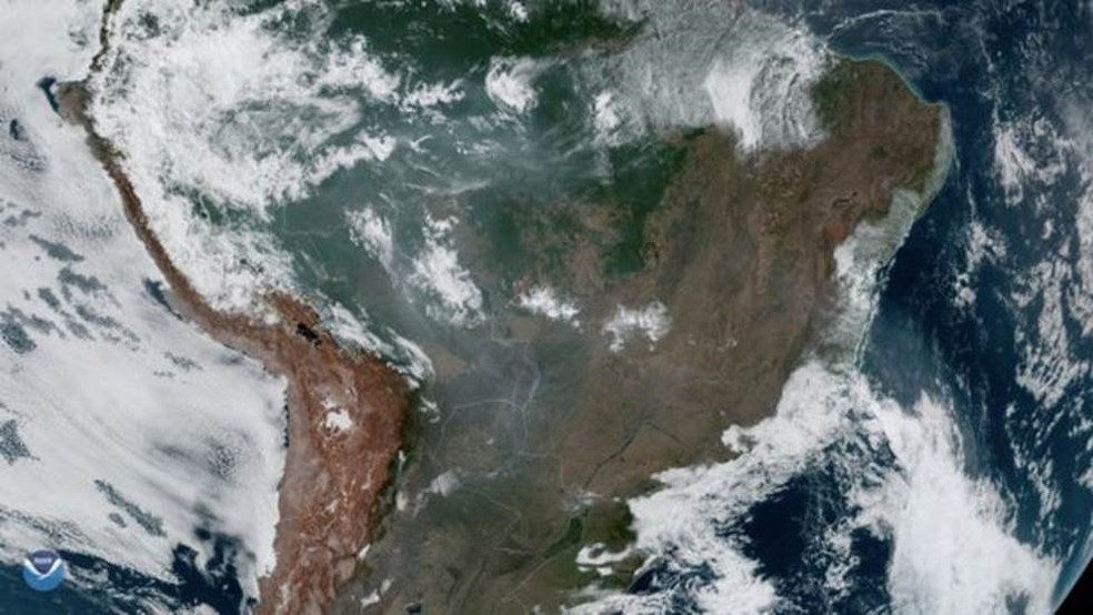 Fumaça no Brasil vista do satélite NOAA-20 em 21 de agosto — Foto: BBC