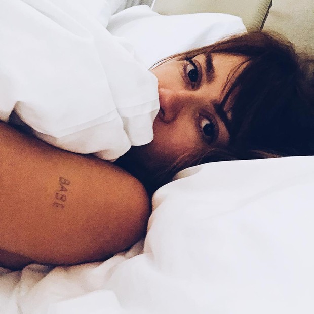 Na cama, Thaila Ayala brinca: "chama o guincho" (Foto: Reprodução/Instagram)