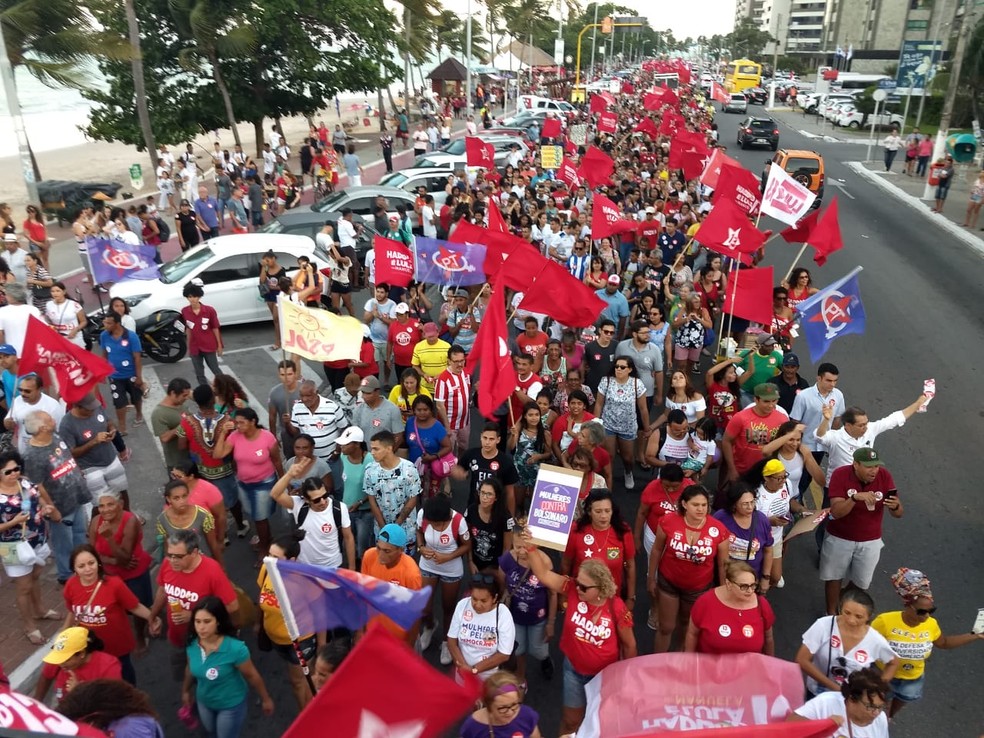 Protesto contra Bolsonaro em Maceió — Foto: Derek Gustavo/G1